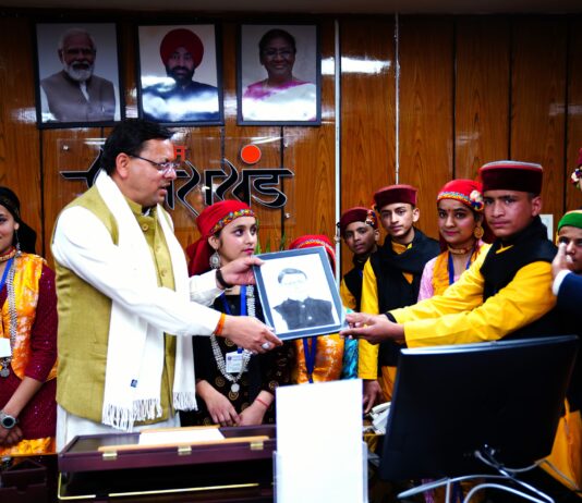 मुख्यमंत्री से मिले एकलव्य आदर्श आवासीय विद्यालय के छात्र – छात्राएं