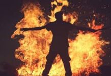 पिता की मौत से आहत बेटे ने खुद पर लगाई आग