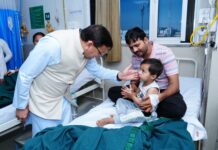 सीएम धामी ने कोरोनेशन अस्पताल पहुंच जाना फूड प्वाइजनिंग से बीमार लोगों का हाल