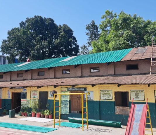 डीएम की पड़ी नजर तो संवरने लगे शिक्षा के मंदिर,परेड ग्राउण्ड सरकारी स्कूल भवन पर मरम्मत कार्य शुरू