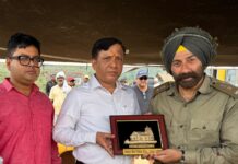 सनी देओल से मिले उत्तराखंड फिल्म विकास परिषद के सीईओ बंशीधर तिवारी, बॉर्डर 2 के सेट पर हुई सकारात्मक चर्चा