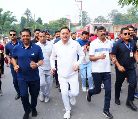 युवाओं के साथ मैराथन में दौड़े मुख्यमंत्री धामी, किया उत्साहवर्धन