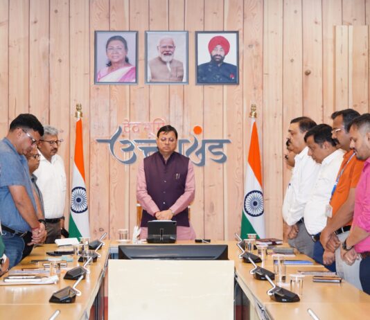 विमान हादसे में जान गंवाने वालों को सीएम धामी ने श्रद्धांजलि दी