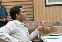 कार्यालय में जुआ खेलने वालों पर डीएम बंसल का सख्त एक्शन, किया निलम्बित