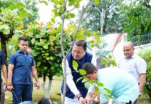 सीएम धामी ने किया अपनी माताजी के साथ पौधारोपण