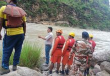 घोलतीर बस दुर्घटना: भारी बारिश, तेज बहाव, फिर भी नहीं थमा प्रशासन का सर्च, रेस्क्यू अभियान