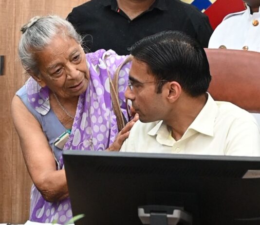 डीएम बंसल ने लिया संज्ञान, गिफ्ट डीड को किया खारिज, 3080 वर्ग फीट सम्पति पुनः बुजुर्ग दम्पति के नाम