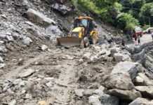 केदारनाथ यात्रा मार्ग अवरुद्ध होने की स्थिति में प्रशासन कर रहा है त्वरित कार्रवाई