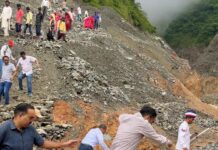 आपदाग्रस्त अंतिम गांव बटोली दौरे पर प्रथम पंक्ति में पहुचें डीएम