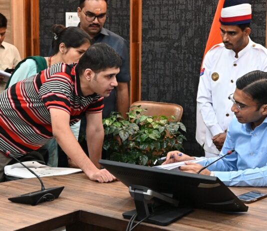 बेटे व पत्नी के लिए ही खतरे का सबब बना शस्त्र, डीएम ने विशेषाधिकार प्रयोग कर किया लाईसेंस निलम्बित