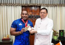 मुख्यमंत्री पुष्कर सिंह धामी से वेटलिफ्टर मुकेश पाल ने की भेंट