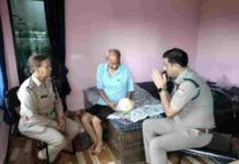 दून पुलिस ने जाना बुजुर्गों का हाल, फल वितरित कर  उपलब्ध कराई दवाइयां व अन्य सामान