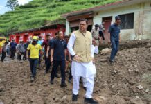 मुख्यमंत्री ने किया पौड़ी जनपद के आपदाग्रस्त क्षेत्र सैंजी का स्थलीय निरीक्षण, नुकसान की ली जानकारी