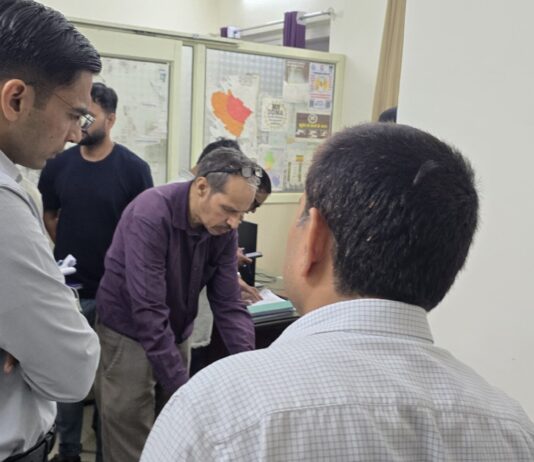 जिले में मूसलाधार बारिश, ग्राउंड जीरो पर डीएम, प्रातःकाल से ही सड़कों पर स्थिति का लिया जायजा।