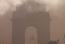 दिल्ली-NCR में नहीं थम रहा जहरीली हवा का कहर, कई इलाकों में AQI 400 पार; सांस लेना हुआ मुश्किल