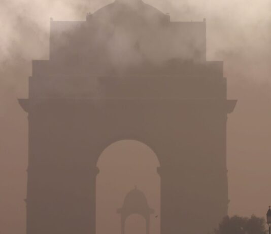 दिल्ली-NCR में नहीं थम रहा जहरीली हवा का कहर, कई इलाकों में AQI 400 पार; सांस लेना हुआ मुश्किल