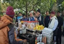 UK: नैनीताल में सीएम धामी की मॉर्निंग वॉक—जनता से मिले, चाय पर की बातचीत; नयना देवी मंदिर निर्माण कार्य का निरीक्षण