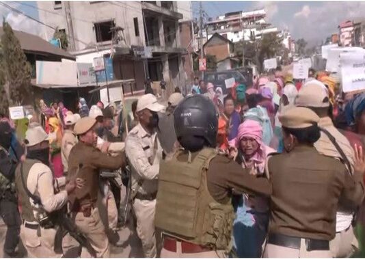 Manipur: घर लौटने को निकले विस्थापितों की सुरक्षा बलों से झड़प, इंफाल में बढ़ा तनाव