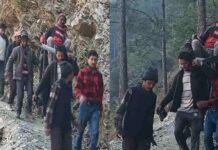 चमोली में बदहाल सड़क व्यवस्था: बीमार को डंडी में बैठाकर पांच किमी पैदल अस्पताल ले गए ग्रामीण, 2021 में स्वीकृत सड़क अब तक अधूरी