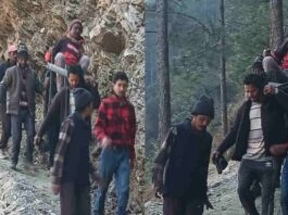 चमोली में बदहाल सड़क व्यवस्था: बीमार को डंडी में बैठाकर पांच किमी पैदल अस्पताल ले गए ग्रामीण, 2021 में स्वीकृत सड़क अब तक अधूरी