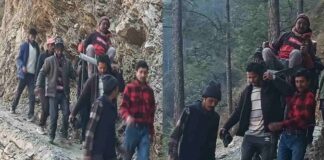 चमोली में बदहाल सड़क व्यवस्था: बीमार को डंडी में बैठाकर पांच किमी पैदल अस्पताल ले गए ग्रामीण, 2021 में स्वीकृत सड़क अब तक अधूरी