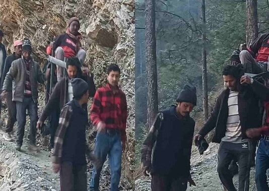 चमोली में बदहाल सड़क व्यवस्था: बीमार को डंडी में बैठाकर पांच किमी पैदल अस्पताल ले गए ग्रामीण, 2021 में स्वीकृत सड़क अब तक अधूरी