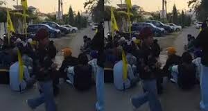 Uttarakhand: हरक सिंह रावत की टिप्पणी पर भड़का सिख समुदाय, कई शहरों से पहुंचे लोग; घर के बाहर किया शबद कीर्तन, मांगी सार्वजनिक माफी