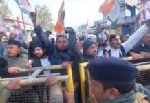 चमोली: गौचर कृषि मेले में कांग्रेस का विरोध प्रदर्शन, पुलिस ने कई कार्यकर्ताओं को लिया हिरासत में