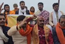 UP News: काशी में गंगा की लहरों के बीच युवक ने अपनाया सनातन धर्म, असद से बने अथर्व त्यागी