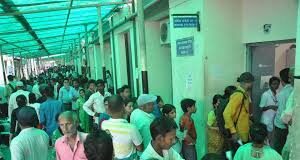 दून अस्पताल में दो गुटों की मारपीट, स्टाफ से बदसलूकी पर भड़के डॉक्टर; इमरजेंसी सेवाएं की गईं बंद