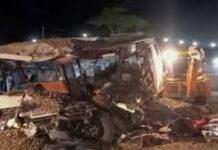 यूपी में दर्दनाक सड़क हादसा: बलरामपुर में बस-ट्रक टक्कर के बाद लगी भीषण आग, तीन की मौत, 25 यात्री घायल