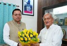 देहरादून में पूर्व सीएम कोश्यारी से मिले सीएम धामी, पद्म भूषण सम्मान पर दी बधाई