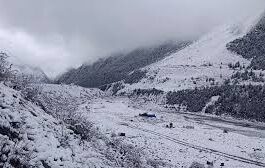 पहाड़ों ने ओढ़ी सफेद चादर: जम्मू-कश्मीर से उत्तराखंड तक बर्फबारी, मौसम में बदला मिजाज, सैलानियों में उत्साह