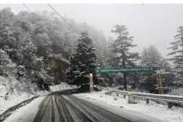 उत्तराखंड में बारिश-बर्फबारी से बढ़ी ठिठुरन, तापमान में छह डिग्री की गिरावट; देहरादून, टिहरी और उत्तरकाशी में कल स्कूल बंद