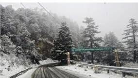 उत्तराखंड में बारिश-बर्फबारी से बढ़ी ठिठुरन, तापमान में छह डिग्री की गिरावट; देहरादून, टिहरी और उत्तरकाशी में कल स्कूल बंद