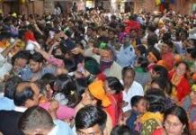 वृंदावन में श्रद्धालुओं की मजबूरी पर बाइकर्स की मनमानी, अवैध वसूली से लेकर धक्का-मुक्की तक मचा हंगामा