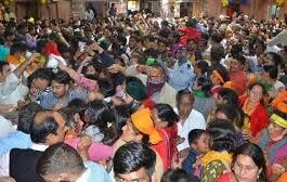 वृंदावन में श्रद्धालुओं की मजबूरी पर बाइकर्स की मनमानी, अवैध वसूली से लेकर धक्का-मुक्की तक मचा हंगामा