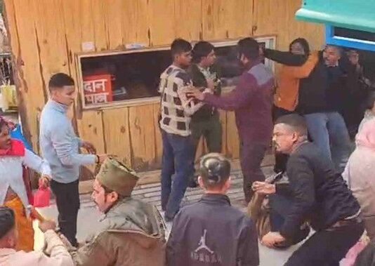 कोटद्वार: सिद्धपीठ श्री सिद्धबली मंदिर में दर्शन के दौरान हिंसक झड़प, श्रद्धालु और स्वयंसेवक आमने-सामने, तीन घायल