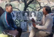 गंगा किनारे स्केच बनाकर दिल जीत रहा कलाकार, 15 मिनट में तैयार करता है जीवंत तस्वीरें; देशी-विदेशी सैलानी हुए मुरीद