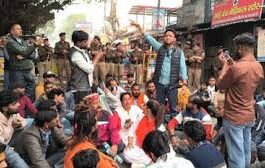 हनुमान चालीसा पाठ को लेकर जौलीग्रांट के थाना क्षेत्र में बवाल, तनावपूर्ण माहौल; पुलिस ने थानो चौक पर लगाई बैरिकेडिंग