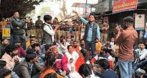 हनुमान चालीसा पाठ को लेकर जौलीग्रांट के थाना क्षेत्र में बवाल, तनावपूर्ण माहौल; पुलिस ने थानो चौक पर लगाई बैरिकेडिंग