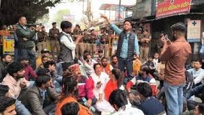 हनुमान चालीसा पाठ को लेकर जौलीग्रांट के थाना क्षेत्र में बवाल, तनावपूर्ण माहौल; पुलिस ने थानो चौक पर लगाई बैरिकेडिंग