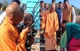 उत्तराखंड दौरा: अपने गांव में सुबह भ्रमण पर निकले सीएम योगी आदित्यनाथ, स्कूल पहुंचने पर बच्चों ने किया आत्मीय स्वागत