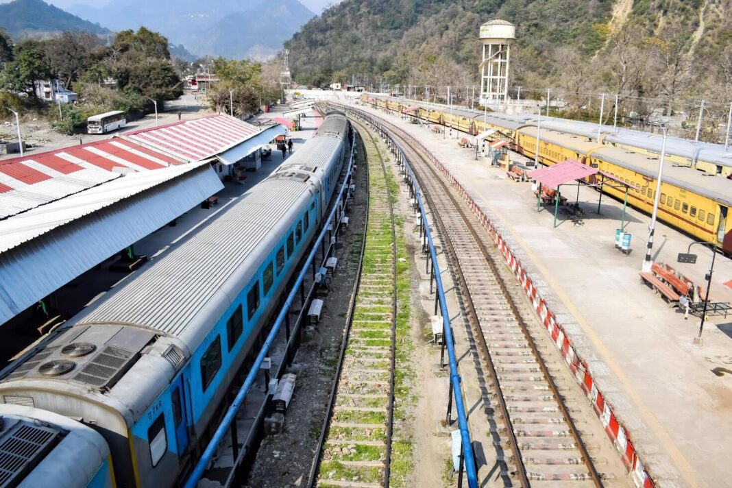 kathgodam-uttarakhand-india-september-25-2023-indian-railway-train-at-kathgodam-railway-station-platform-during-morning-time-colourful-train-at-kathgodam-uttarakhand-railway-station-free-photo