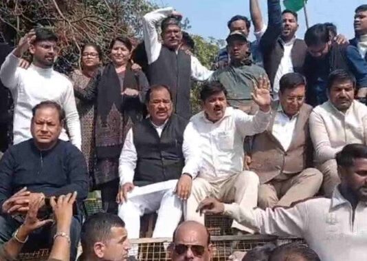 देहरादून में बढ़ते अपराधों पर कांग्रेस का हल्ला बोल, पुलिस मुख्यालय पर प्रदर्शन कर कानून व्यवस्था पर उठाए सवाल