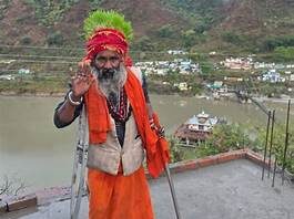 चैत्र नवरात्र में अनोखी साधना: दिव्यांग बाबा ने सिर पर उगाई जौ की हरियाली, मां धारी देवी को किया समर्पित