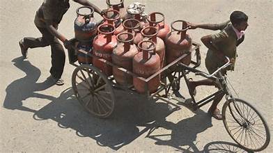 देहरादून में LPG वितरण व्यवस्था में बड़ा बदलाव, अब गोदामों से नहीं मिलेगा सिलिंडर; सिर्फ होम डिलीवरी होगी