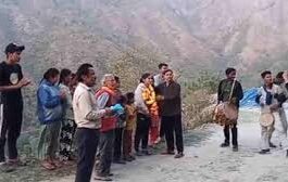 Uttarakhand: रुद्रप्रयाग की बेटी सभ्या नेगी का अंडर-23 महिला क्रिकेट टीम में चयन, गांव पहुंचने पर ढोल-दमाऊं के साथ भव्य स्वागत