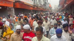 Dehradun: श्री झंडे जी मेले में उमड़ी आस्था की भीड़, नगर परिक्रमा में हजारों श्रद्धालुओं ने लिया हिस्सा