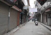 Srinagar Garhwal: होली पर कीर्तिनगर में मारपीट से व्यापारियों में आक्रोश, बाजार बंद कर एसडीएम कार्यालय का किया घेराव